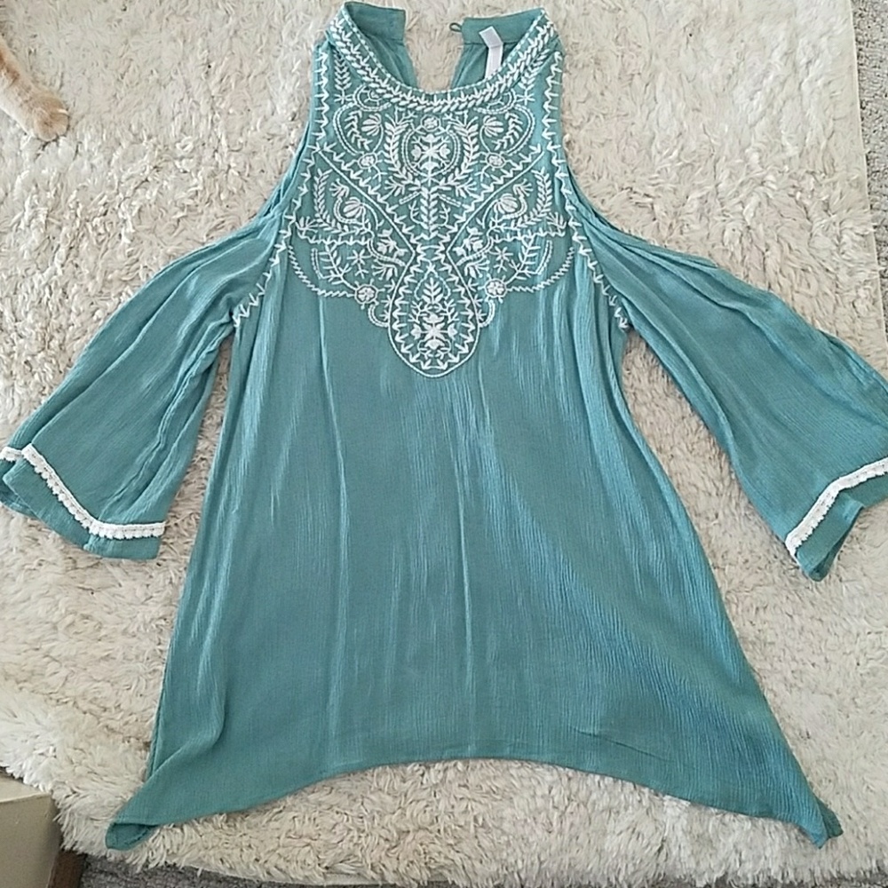 Cold shoulder top.